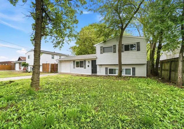 Photo 3 of Sale Pending at 12150 Marwood Ln, Springdale, OH 45246 | MLS# 1878254 | Listing updated on 2026-09-21