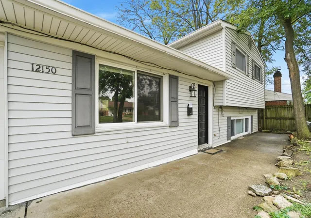 Photo 4 of Sale Pending at 12150 Marwood Ln, Springdale, OH 45246 | MLS# 1878254 | Listing updated on 2026-09-21