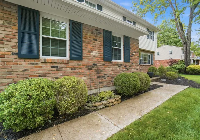 Homes for sale in Loveland, OH | 819 Quailwoods Dr, Loveland, OH 45140 | MLS# 1877831