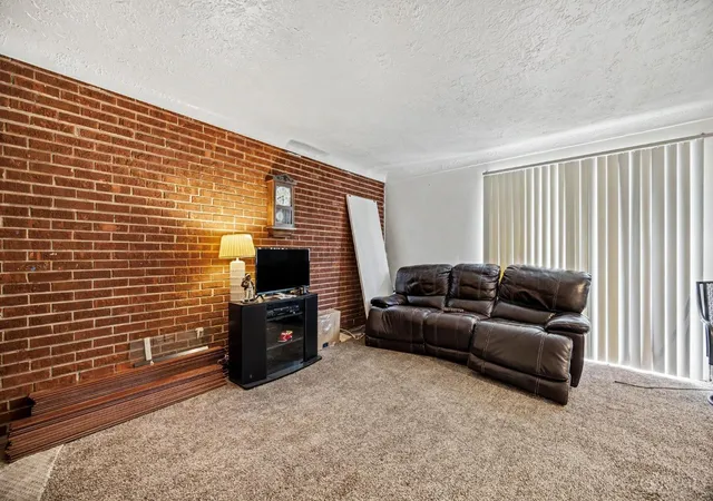 Homes for sale in Cincinnati, OH | 3324 Hanna Ave, Cincinnati, OH 45211
