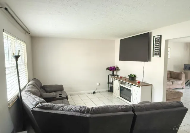 Photo 3 of Single family home for sale at 1811 Theresa Ct, Middletown, OH 45044 | MLS# 1880245 | Listing updated on 2026-06-04
