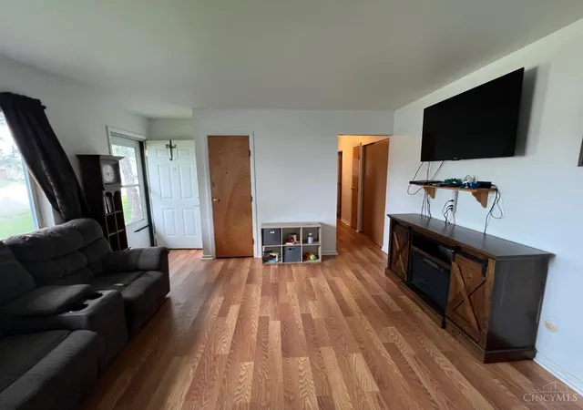 4th image of 304 Sunset Dr, New Carlisle, OH 45344 | MLS# 1880503