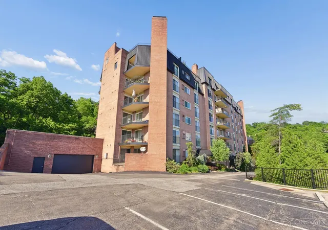 Homes for sale in Cincinnati, OH | 880 Rue De La Paix #A5, Cincinnati, OH 45220 | MLS# 1880887