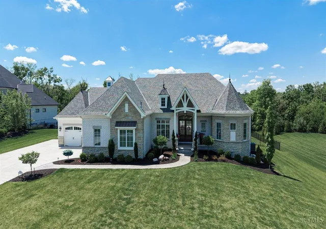 Photo 2 of Sale Pending at 5 Old Orchard Ln, Indian Hill, OH 45242 | MLS# 1881664 | Listing updated on 2026-08-31