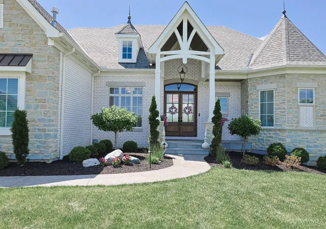 Photo 3 of Sale Pending at 5 Old Orchard Ln, Indian Hill, OH 45242 | MLS# 1881664 | Listing updated on 2026-08-31