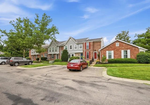 Homes for sale in Sycamore Twp, OH | 10893 Lake Thames Dr #204, Sycamore Twp, OH 45242 | MLS# 1881032