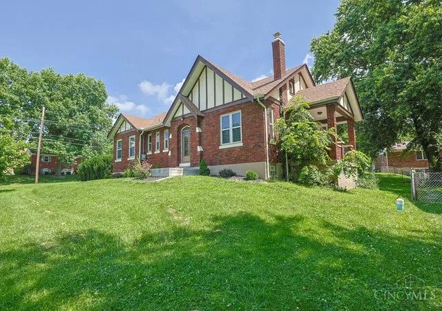 2nd image of 3247 Autumn Ln, Green Twp, OH 45239 | MLS# 1882747