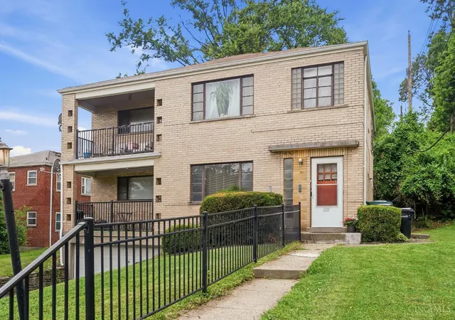 Homes for sale in Cincinnati, OH | 6211 Paddock Rd, Cincinnati, OH 45216