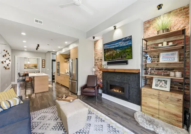 Homes for sale in Cincinnati, OH | 131 W Fifteenth St #2B, Cincinnati, OH 45202 | MLS# 1883541