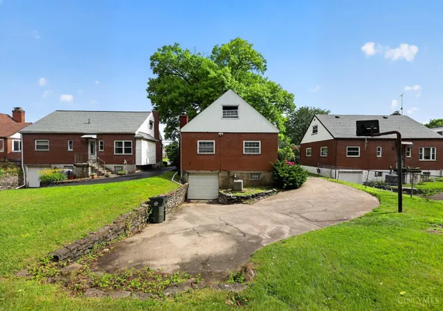 3rd image of 1499 Clovernoll Dr, Cincinnati, OH 45231 | MLS# 1882451
