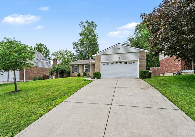 Homes for sale in Anderson Twp, OH | 8496 Coran Dr, Anderson Twp, OH 45255 | MLS# 1883851