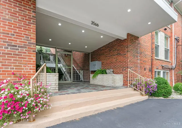 3rd image of 3566 Amberacres Dr, Cincinnati, OH 45237