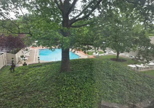 2nd image of 2444 Madison Rd, Cincinnati, OH 45208