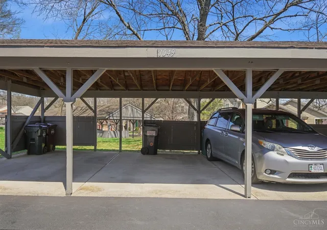 Homes for sale in Loveland, OH | 1049 Stratford Ct, Loveland, OH 45140 | MLS# 1884634