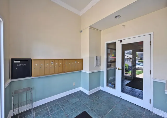 3rd image of 4941 N Arbor Woods Ct, Cincinnati, OH 45248