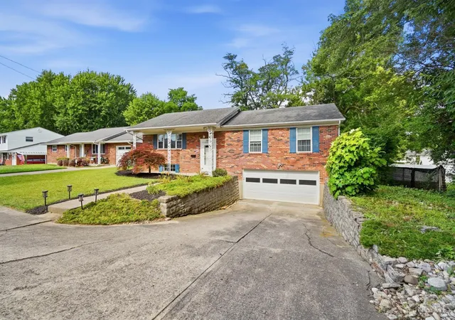Homes for sale in Anderson Twp, OH | 7051 Baribill Pl, Anderson Twp, OH 45230 | MLS# 1884695