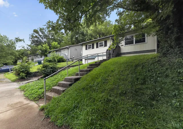 Homes for sale in Cincinnati, OH | 1714 Monterey Ct, Cincinnati, OH 45223 | MLS# 1881758