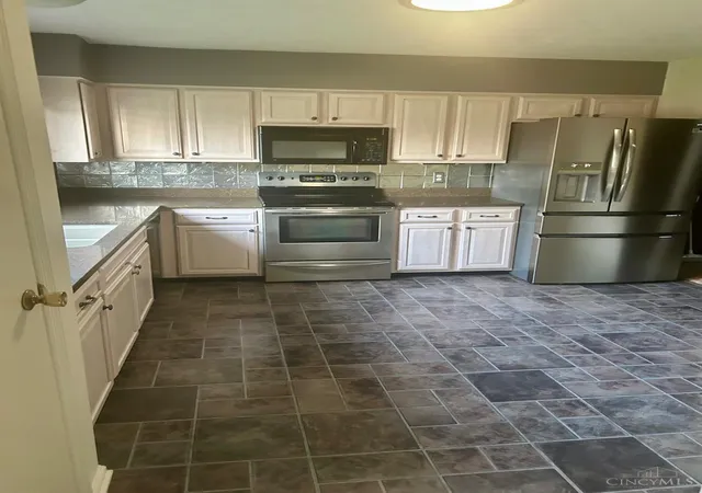 Photo 3 of Sale Pending at 3470 Cherry Hl Dr, Fairfield, OH 45014 | MLS# 1884986 | Listing updated on 2026-10-02
