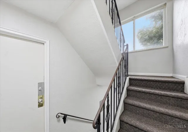 Homes for sale in Cincinnati, OH | 1582 Crest Hill Avenue, Cincinnati, OH 45237 | Houzeo