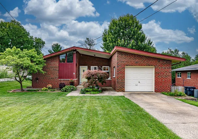 Homes for sale in Delhi Twp, OH | 362 Glen Oaks Dr, Delhi Twp, OH 45238 | MLS# 1885009
