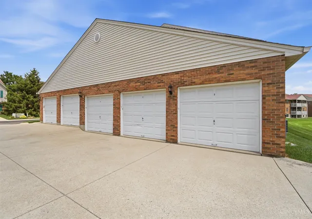 Listing Photo 2 - Condo for sale in building located at 8753 Carrousel Park Cir, Cincinnati, OH 45251 - Unit #99