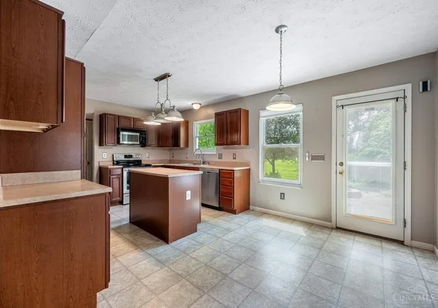 Homes for sale in Springboro, OH | 11 S Glen Oaks Dr, Springboro, OH 45066 | MLS# 1885118