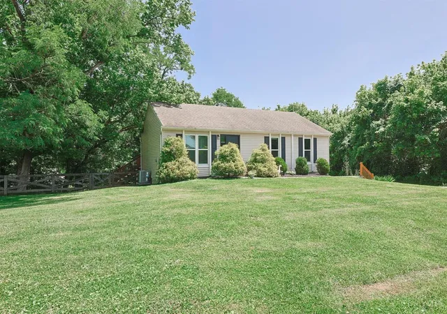 4th image of 20938 Lakeview Dr, Lawrenceburg, IN 47025 | MLS# 1885274