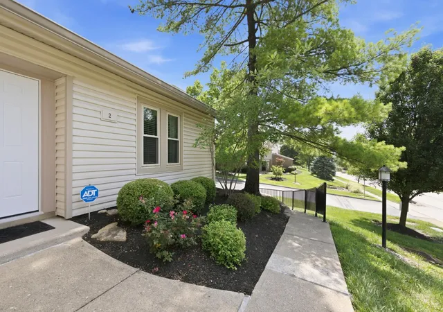 3rd image of 2 Boxwood Ct, Cincinnati, OH 45246 | MLS# 1885283