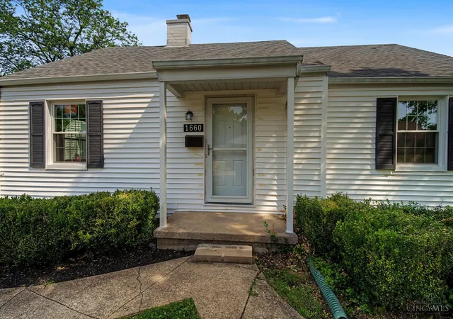 Homes for sale in Hamilton, OH | 1660 Sunset Dr, Hamilton, OH 45013 | MLS# 1885565