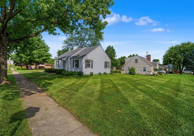 Homes for sale in Hamilton, OH | 1660 Sunset Dr, Hamilton, OH 45013 | MLS# 1885565