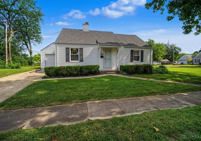 Homes for sale in Hamilton, OH | 1660 Sunset Dr, Hamilton, OH 45013 | MLS# 1885565