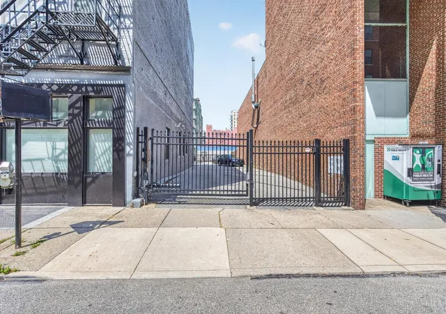 2nd image of 813 Broadway St, Cincinnati, OH 45202