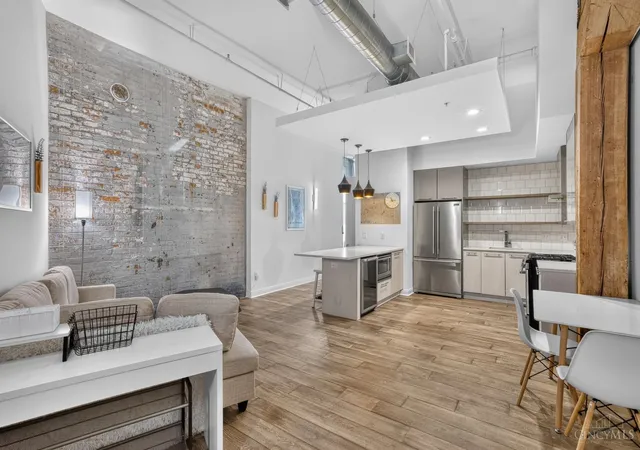 3rd image of 813 Broadway St #302, Cincinnati, OH 45202 | MLS# 1886087