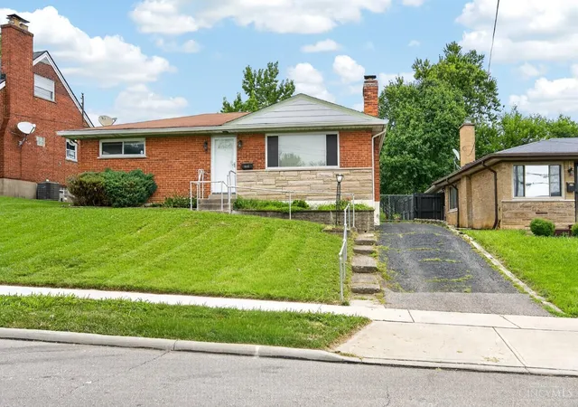 Homes for sale in Reading, OH | 1324 Thurnridge Dr, Reading, OH 45215 | MLS# 1886135