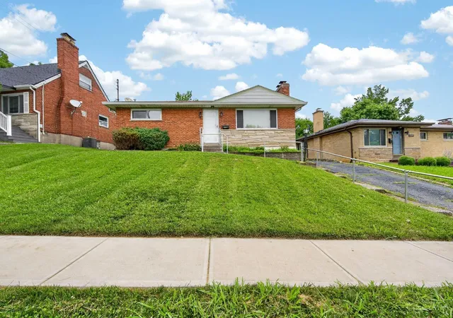 Homes for sale in Reading, OH | 1324 Thurnridge Dr, Reading, OH 45215 | MLS# 1886135