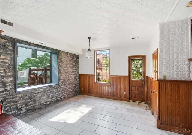 Homes for sale in Cincinnati, OH | 108 W Clifton Ave, Cincinnati, OH 45202 | MLS# 1885337