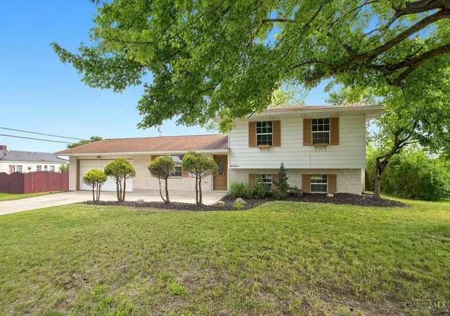 Homes for sale in Hamilton, OH | 815 Carriage Hill Ln, Hamilton, OH 45013 | MLS# 1886067