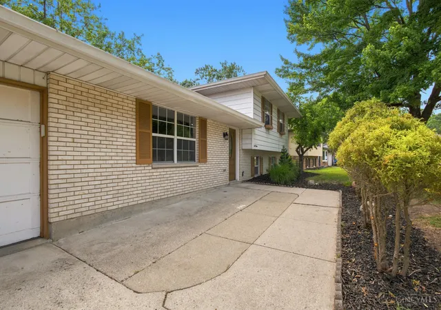 Homes for sale in Hamilton, OH | 815 Carriage Hill Ln, Hamilton, OH 45013 | MLS# 1886067