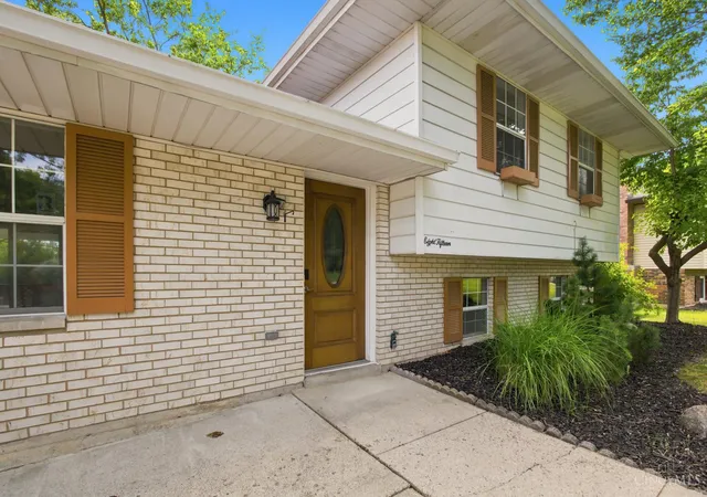 Homes for sale in Hamilton, OH | 815 Carriage Hill Ln, Hamilton, OH 45013 | MLS# 1886067