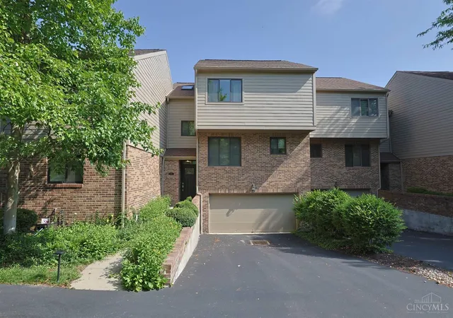 Homes for sale in Blue Ash, OH | 90 Carpenters Rdg, Blue Ash, OH 45241 | MLS# 1886217
