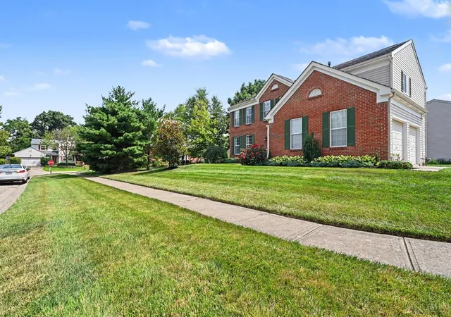 3rd image of 136 Hearthstone Ct, Hamilton Twp, OH 45039 | MLS# 1886136
