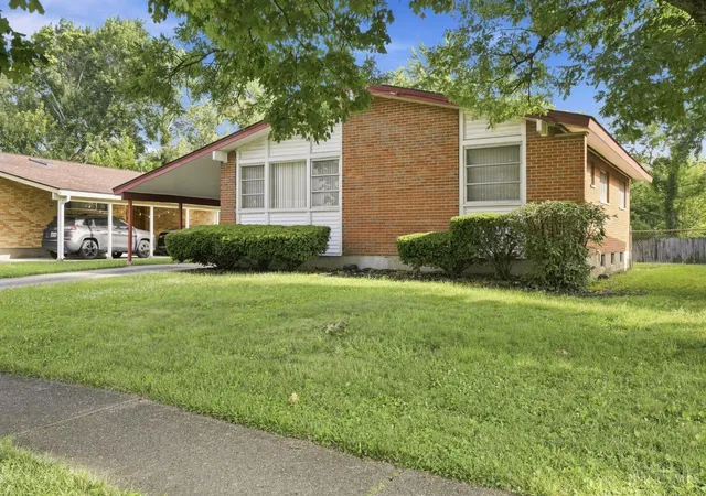 3rd image of 950 Hollytree Dr, Springfield Twp., OH 45231 | MLS# 1886433