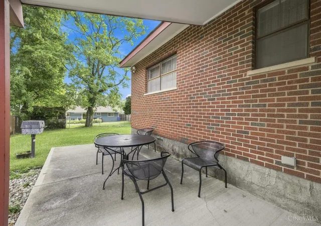 4th image of 950 Hollytree Dr, Springfield Twp., OH 45231 | MLS# 1886433