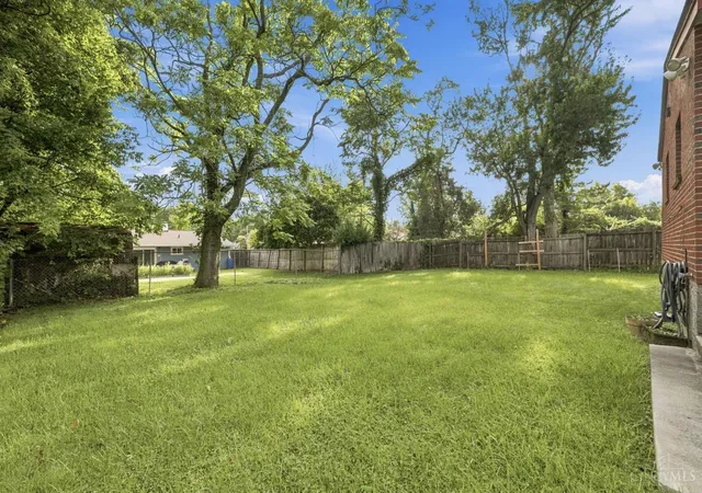 5th image of 950 Hollytree Dr, Springfield Twp., OH 45231 | MLS# 1886433