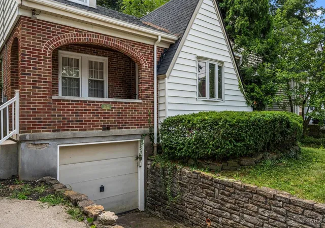 Homes for sale in Cincinnati, OH | 3445 Oak View Pl, Cincinnati, OH 45209 | MLS# 1884323