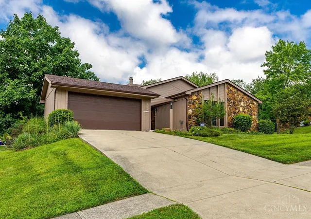 1st image of 121 Farmington Dr, Hamilton, OH 45013 | MLS# 1886450