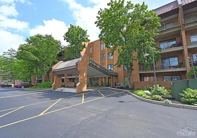 Homes for sale in Cincinnati, OH | 3533 Amberacres Dr #304, Cincinnati, OH 45237 | MLS# 1886814