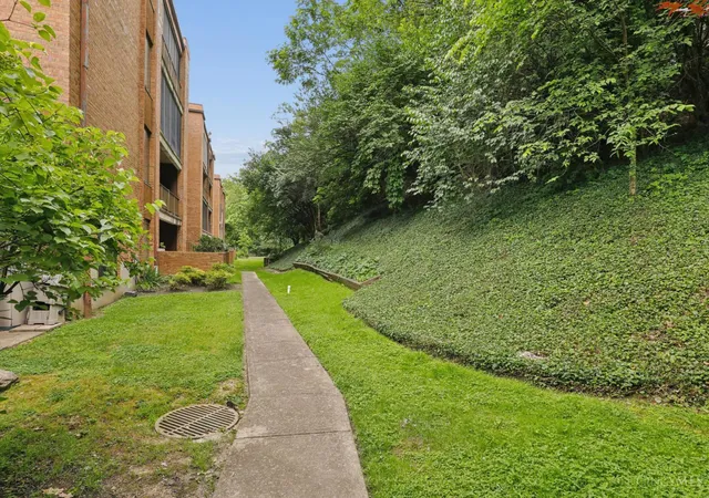 Homes for sale in Cincinnati, OH | 3533 Amberacres Dr #304, Cincinnati, OH 45237 | MLS# 1886814