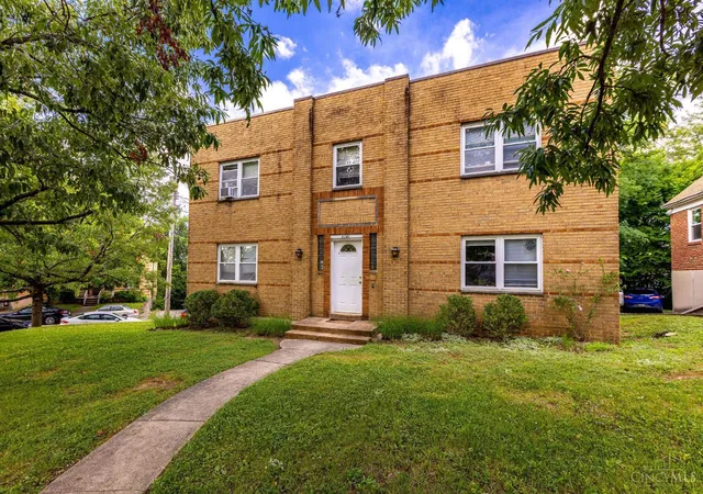 Homes for sale in Cincinnati, OH | 3130 Riddle View Ln, Cincinnati, OH 45220 | MLS# 1886839