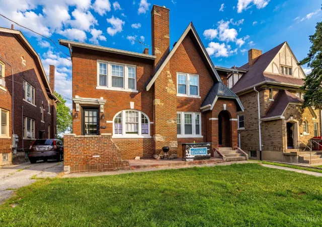 3rd image of 2727 Stratford Ave, Cincinnati, OH 45220